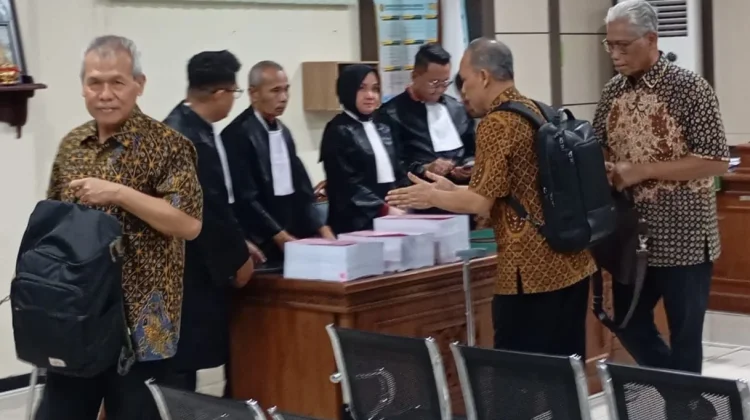 Hampiri Jaksa Usai Dituntut 10 Tahun, Eks Dirut Bank Jateng: Terima Kasih