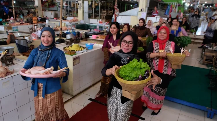 Pedagang Pasar Legi Parakan Gelar Fashion Show dan Kampanye Pengurangan Plastik