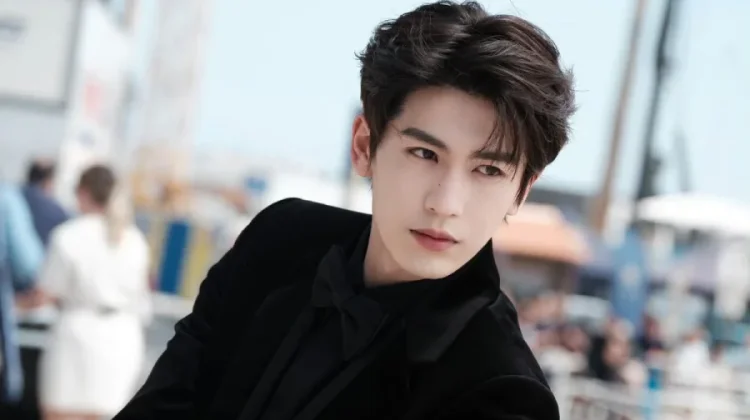 Zhang Ling He Dipuji Sebagai 'Superstar Tiongkok yang Sedang Naik Daun di Prancis'