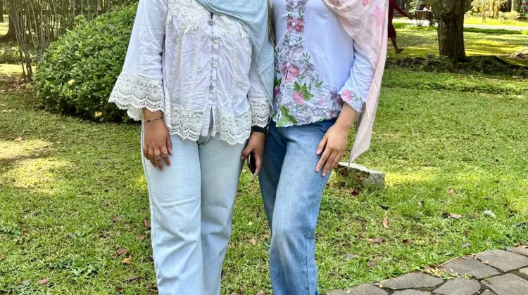 Gaya Hari Kartini: Kebaya Dipadu Jeans