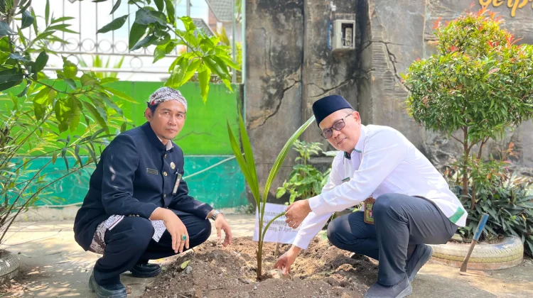 MTsN 2 Rembang Tanam 700 Bibit Kelapa, Dukung Program Ekoteologi Kemenag