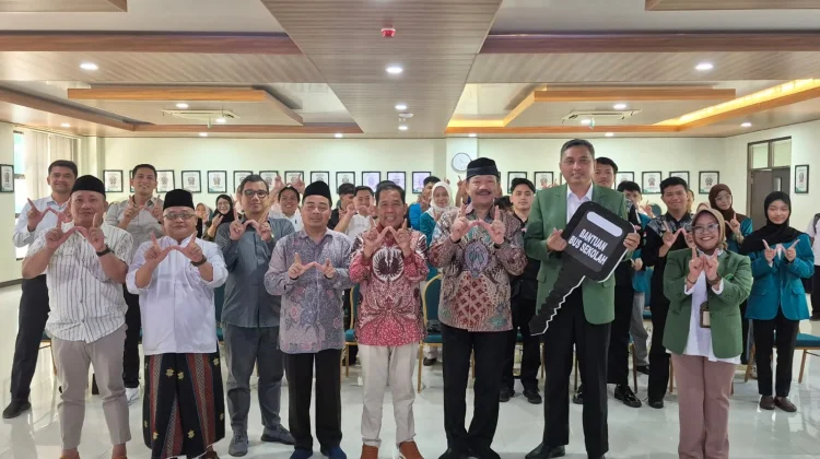 Dukung Aktivitas Akademik, Anggota DPR RI Serahkan Bantuan Bus untuk Unwahas