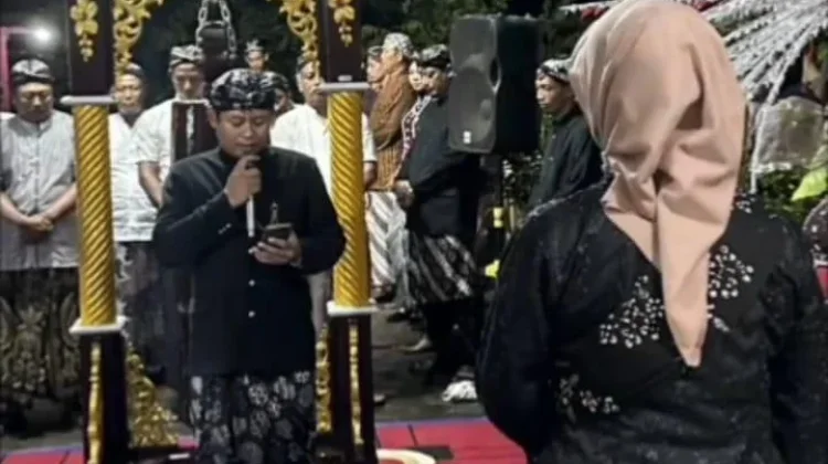 Tradisi Kirab Boyong Kenthong