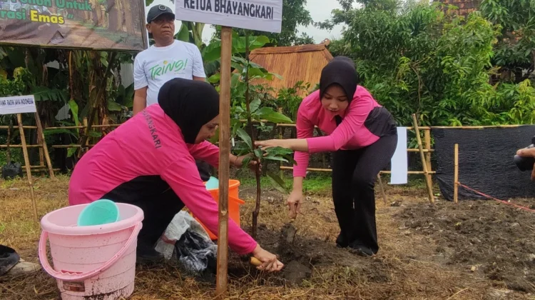 Peringati Hari Bumi, Kaum Perempuan di Kendal Gerakkan Tanam Pohon