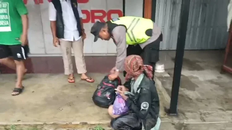 Resahkan Warga Pemalang, ODGJ Pembawa Sajam Dibujuk Polisi Serahkan Senjata