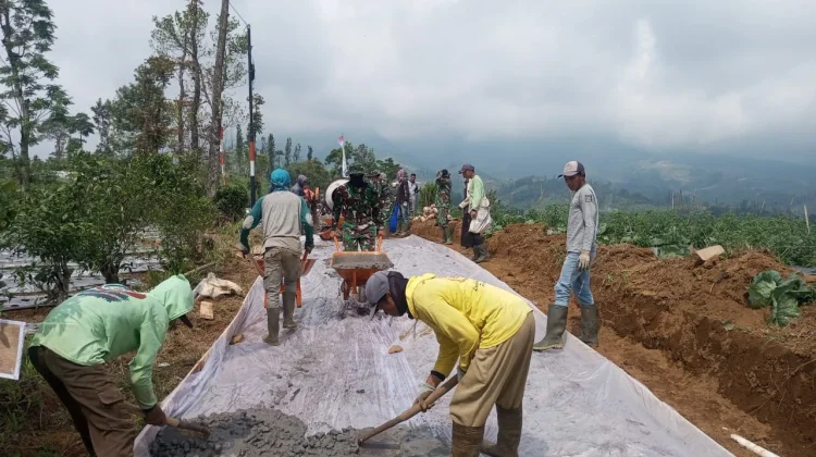 Bangun Jalan Tani di Bringinsari, TMMD Kodim Kendal Cor Jalan 700 Meter
