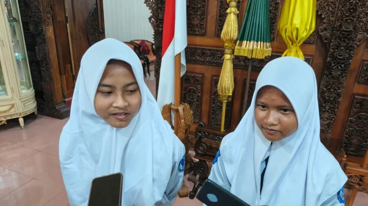 Bupati Kudus Lepas Dua Pelajar Putri Ikuti TC Timnas di Perancis