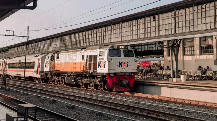 Penumpang Wajib Tahu, Batasan Penggunaan Stop Kontak di Kereta