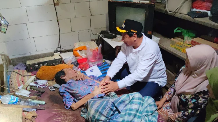 Mbah Kasnadi Minta Foto Bupati Rembang Dipajang di Samping Tempat Tidur