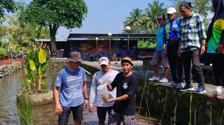 Hari Bumi Sedunia, Puluhan Pesepeda Tanam Pohon dan Tebar Ikan di Sendang Mudal