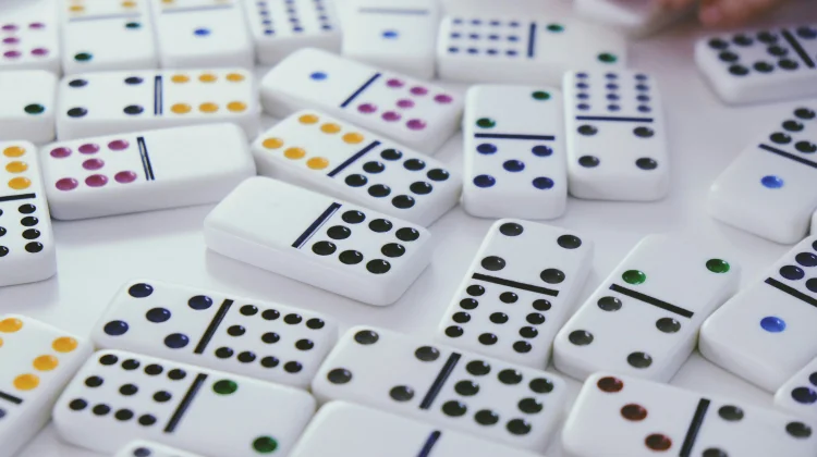 Asal Usul Domino dan Status Hukumnya di Indonesia