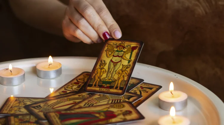 Tarot Terasa Relate, Kebetulan atau Efek Psikologis?