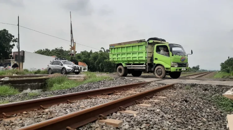 Mesin Mati di Perlintasan Kereta Api, Apa Penyebabnya?
