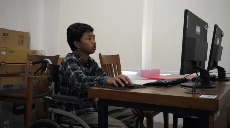 Cedera usai Kecelakaan, Peserta UTBK di Magelang Ikuti Ujian di atas Kursi Roda