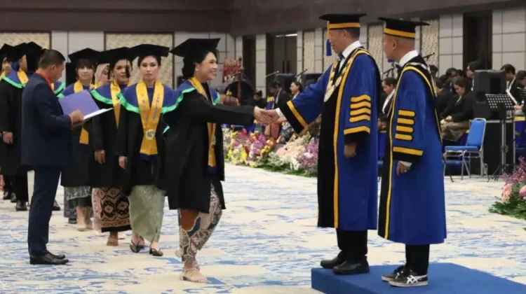 Wisuda Undip ke-182, Rektor Tegaskan Lulusan Harus Siap Bersaing dan Berkarya