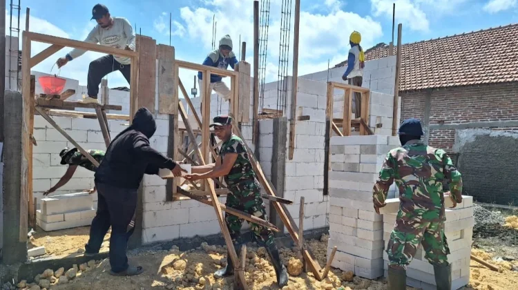 Wujud Nyata Pengabdian, Prajurit TNI Bangun Rumah Layak bagi Warga di Pati