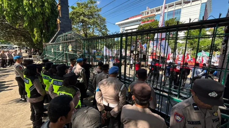 Polwan Negosiator Humanis Kawal Aksi May Day di Semarang