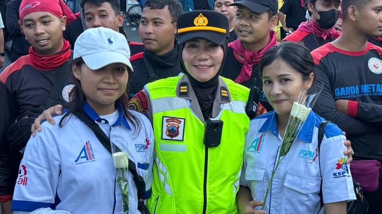 Polwan Negosiator Polda Jateng Bagikan Bunga ke Buruh di Jalan Pahlawan