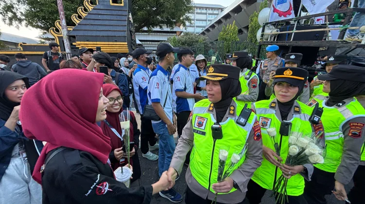 Polwan Negosiator Polda Jateng Bagikan Bunga ke Buruh di Jalan Pahlawan