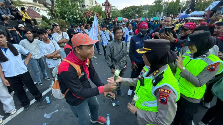 Polwan Negosiator Polda Jateng Bagikan Bunga ke Buruh di Jalan Pahlawan
