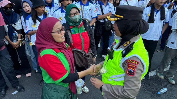 Polwan Negosiator Polda Jateng Bagikan Bunga ke Buruh di Jalan Pahlawan