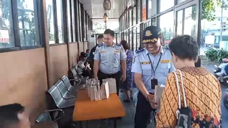Trans Semarang Bagikan Ratusan Paket Susu Gratis di Beberapa Halte