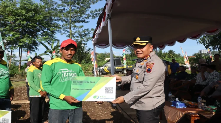 Polres Purworejo Tanam Jagung dan Serahkan BPJS kepada Petani