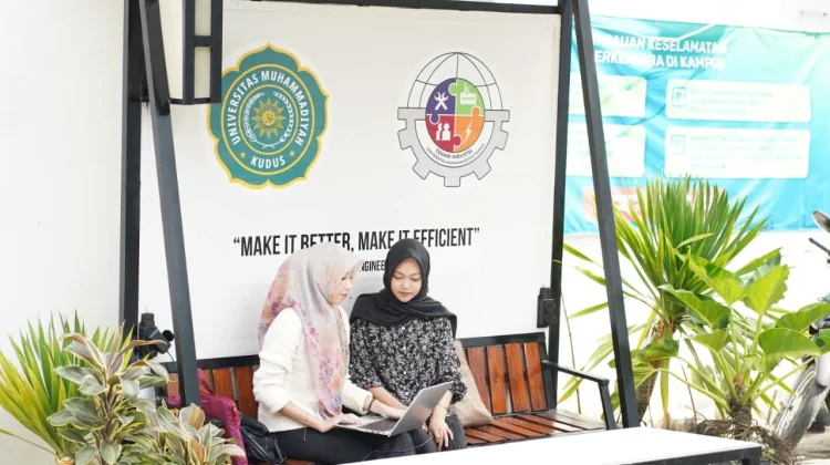 Mahasiswa Tehnik Industri UMKU Bangun Shelter PLTS