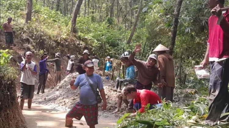 Cegah Banjir, Perhutani Purwodadi Bersihkan Aliran Sungai Bareng Warga