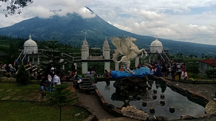 Akses Jalan Berliku Tak Surutkan Kunjungan Wisatawan ke Negeri Kahyangan
