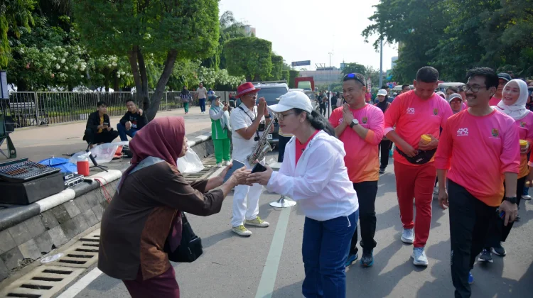 Kejutan Wali Kota Agustina di Simpang Lima: Jadi Momen Banjir Kado untuk Warga