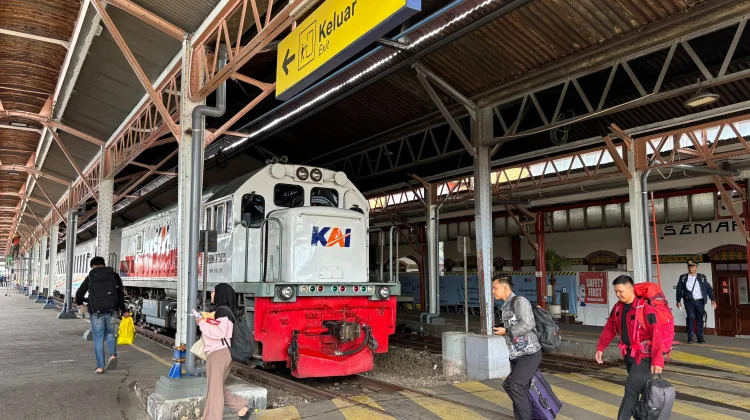 Libur Panjang Hari Buruh, Lebih dari 10 Ribu Penumpang Padati Stasiun Pekalongan