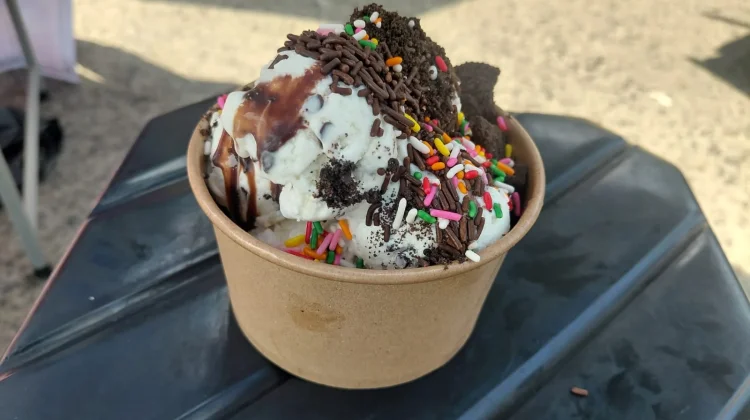 Menikmati Ramainya Toping di Satu Cup Es Krim