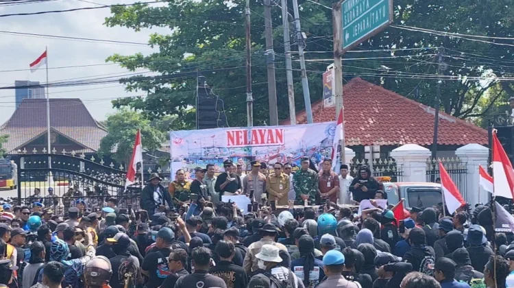 Aksi Nelayan Juwana Desak Penurunan Harga BBM Nonsubsidi