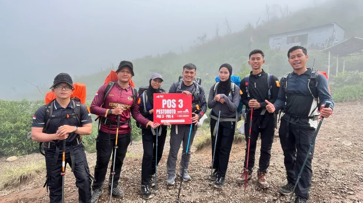 Rayakan Hari Bakti Pemasyarakatan, Lapas Batang Taklukkan Puncak Sindoro