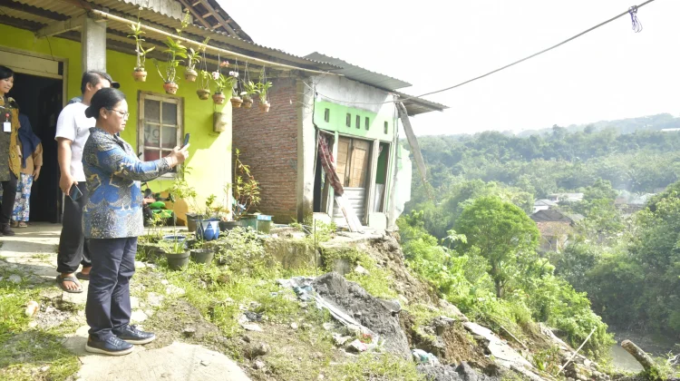 Di Tengah Duka Longsor Kalialang, Agustina Pastikan Warga Terlindungi