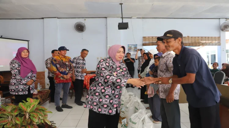 Ribuan Keluarga di Purworejo Terima Bantuan Beras dan Minyak Goreng