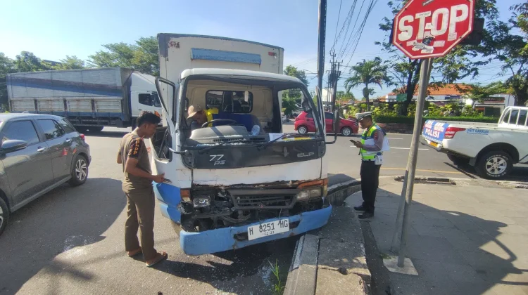 Hindari Sepeda Motor, Mobil Boks Tabrak Trotoar di Alun-alun Kendal
