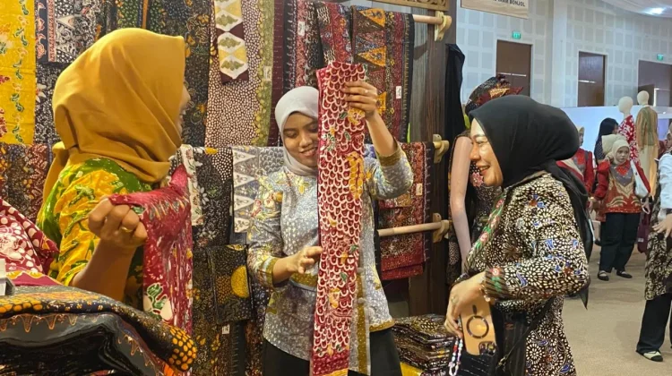 Batik Tulis Lasem Anjas Curi Perhatian di Ajang Persit Bisa 2 Jakarta