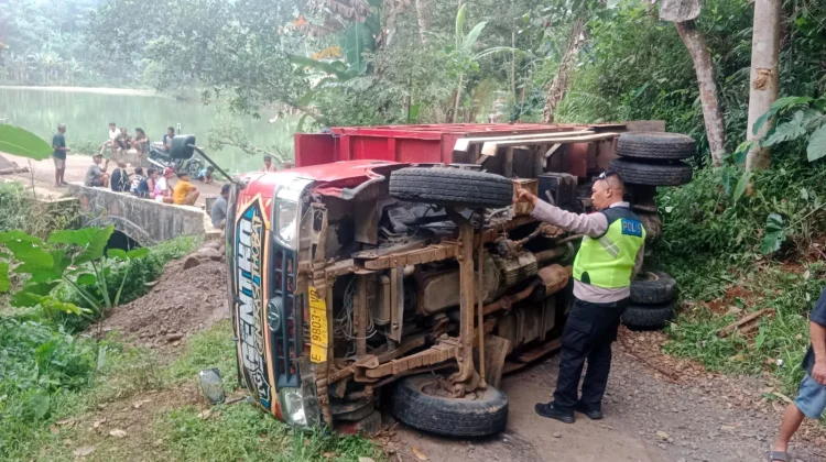 Tak Kuat Tanjakan Kalipancur, Truk Dump Pembawa Material Terguling