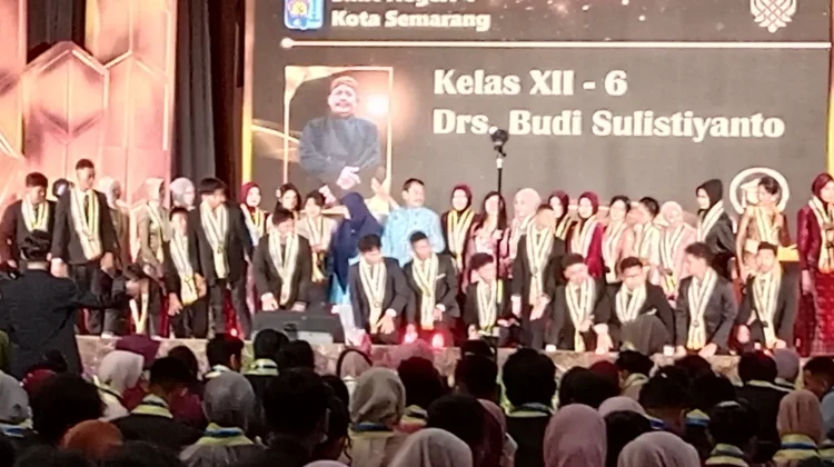 Syukuran 100 Persen Lulus SMAN 4 Semarang, Kepsek: Awal Perjalanan Panjang