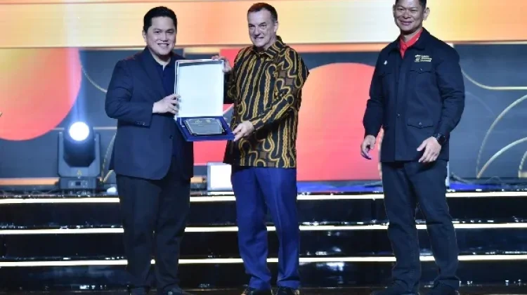 Menpora Dapat Penghargaan dari President UTS dan AIMS Stephan Fox