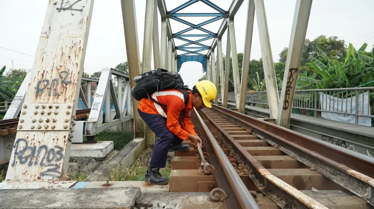 118 Petugas Pemeriksa Sisir Rel Setiap Hari, Cek Keamanan Jalur Kereta Api