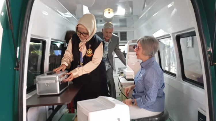 Rotary Club of Kunthi Serahkan Mobil Diagnostik Mata ke RSU William Booth Semarang