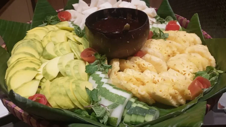 Cara Menyajikan Rujak Buah agar Lebih Menarik