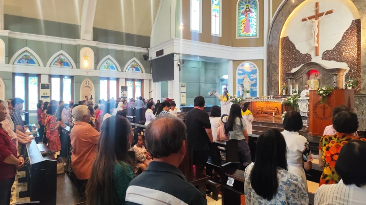 Rayakan Kenaikan Isa Almasih, Umat Katolik Padati Gereja Santo Petrus Pekalongan
