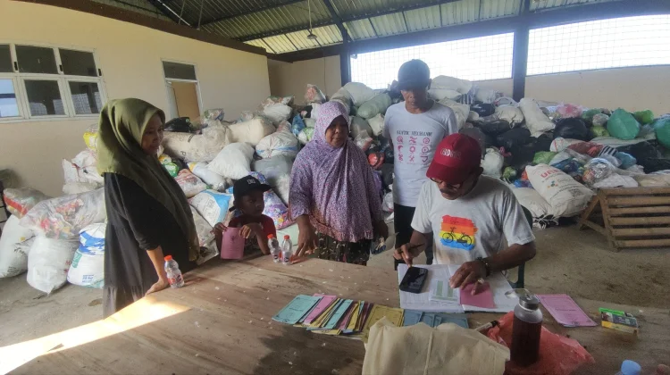 Warga Desa Margorejo Cepiring Antusias Nabung Sampah Ditukar Emas