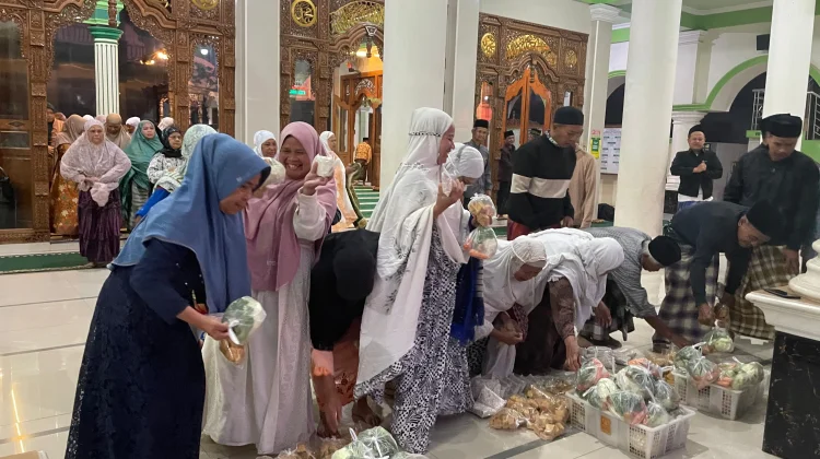 Masjid Baiturrohim Kiringan Tiap Jumat Bagi-bagi Paket Sayuran dan Makan Gratis