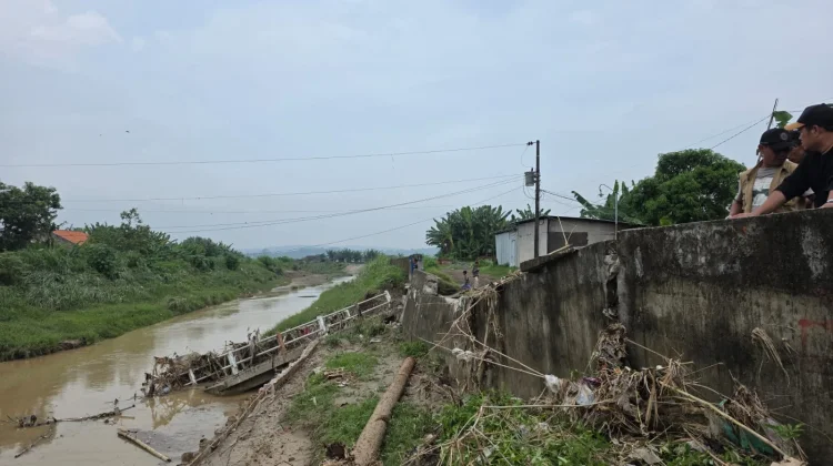 Jembatan Sungai Waridin Roboh Diterjang Banjir
