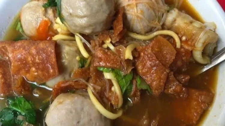 Nikmatnya Semangkuk Bakso Komplit